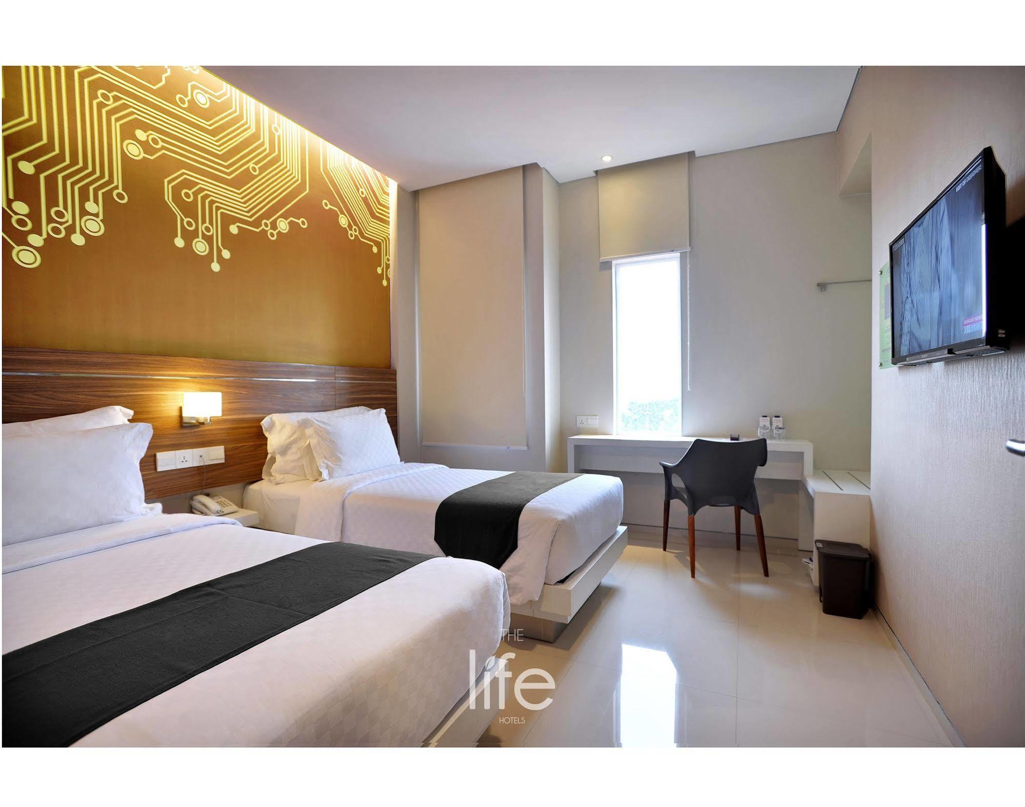 The Life Hotels City Center Сурабая Екстер'єр фото
